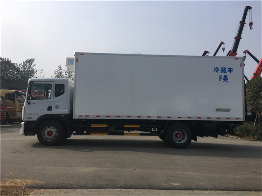 东风多利卡D9 6.8米冷藏车