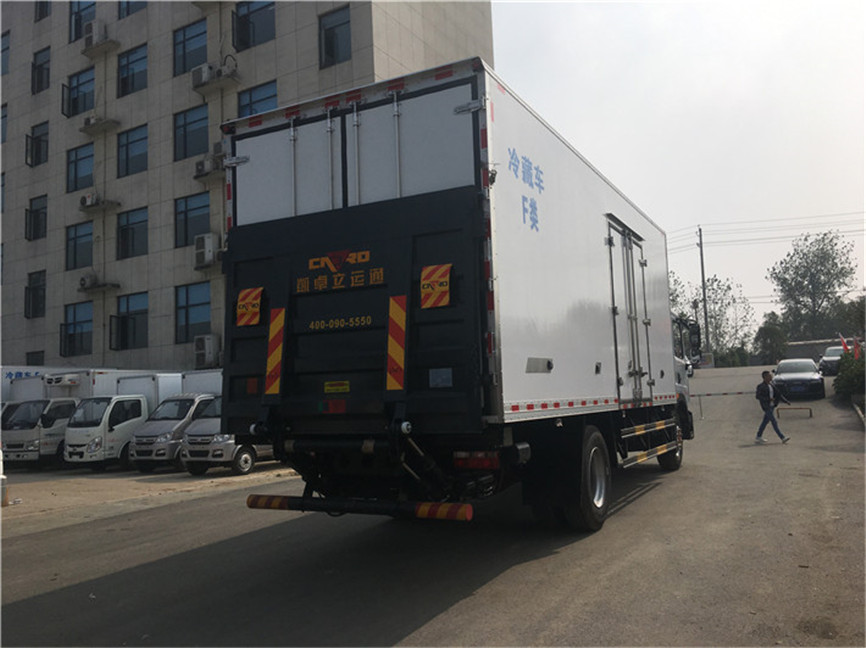 东风多利卡D9 6.8米冷藏车